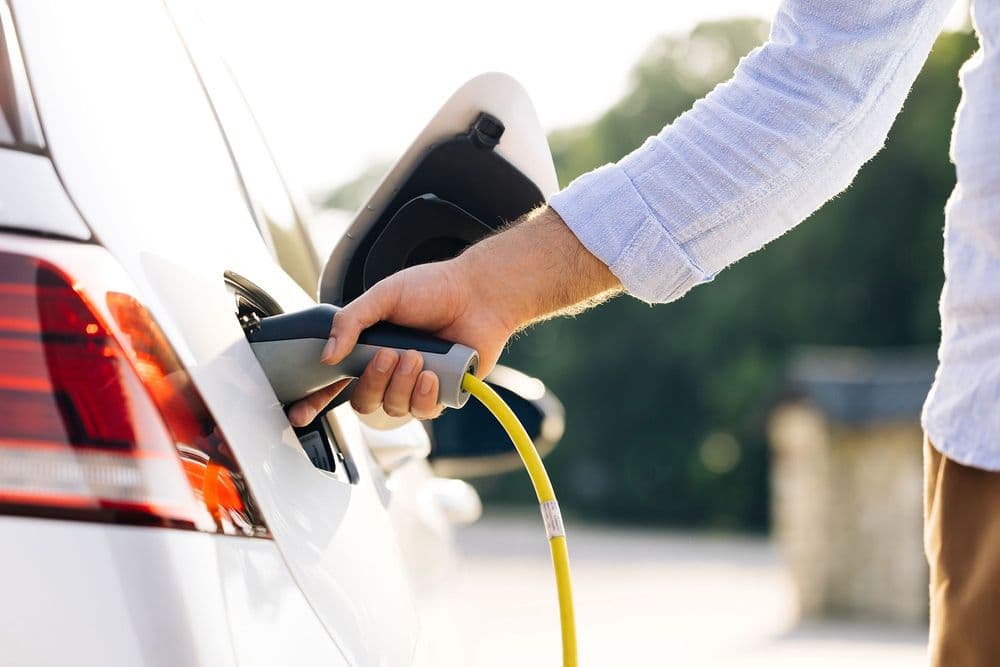 Voiko sähköautoa ladata omalla parkkipaikalla?